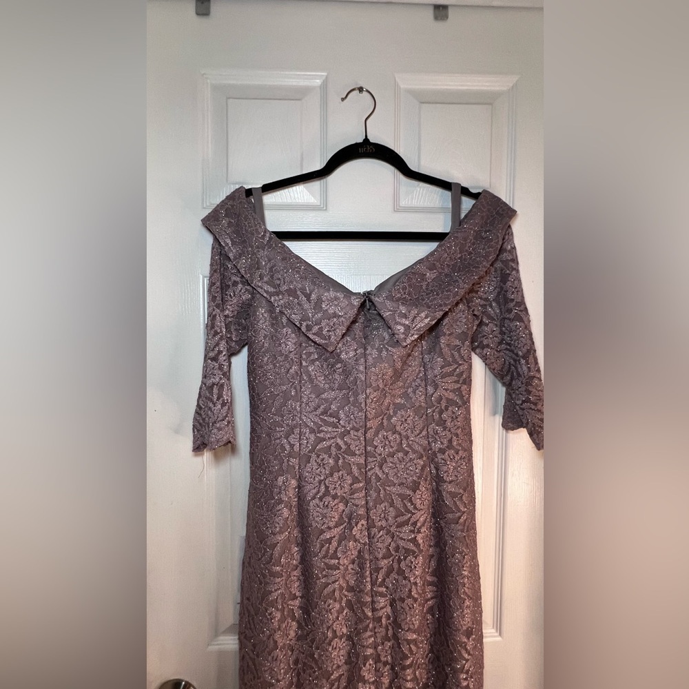 David’s Bridal  Off-the-Shoulder V-Neck Ruched Lace Gown‎ Dress Size 12 NWT - Picture 7 of 12